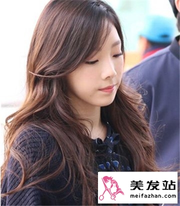 菱形脸中长发女生发型 时尚卷发修颜显气质