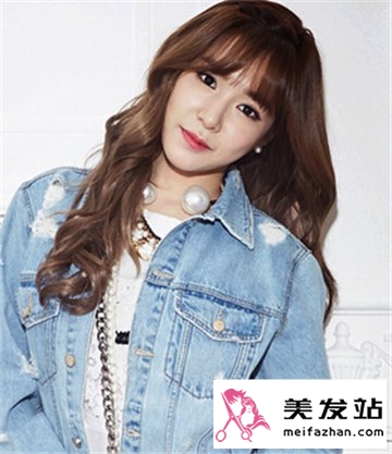 菱形脸中长发女生发型 时尚卷发修颜显气质