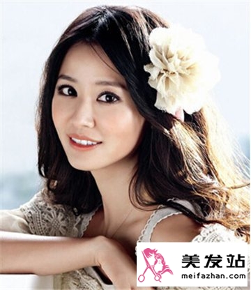 菱形脸中长发女生发型 时尚卷发修颜显气质