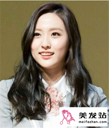 菱形脸中长发女生发型 时尚卷发修颜显气质
