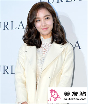 2015最新款女生中长发烫发发型 可爱唯美