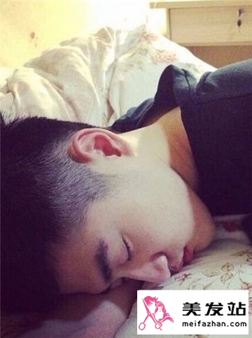 帅气型男热荐短发发型 时尚流行吸睛抢眼