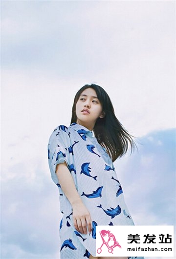 女生甜美意境美感直发发型 时尚抢眼的发型设计