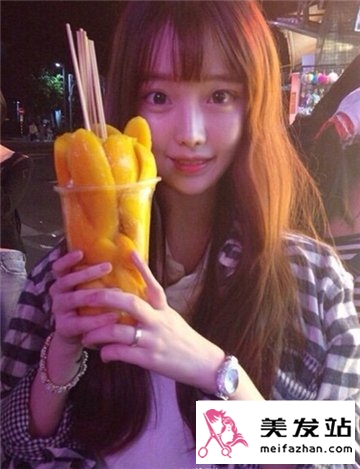 女生甜美意境美感直发发型 时尚抢眼的发型设计