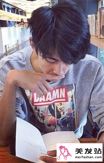男生时尚的清新发型 男人味十足