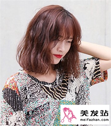 个性别致的短发烫卷发发型 塑造性感迷人的发型设计