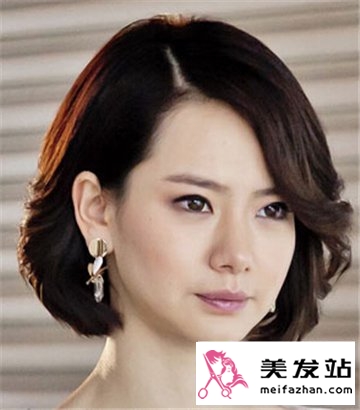 戚薇靓丽短发发型 养眼的显嫩发型