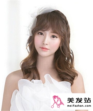 女生甜美卷发烫发发型 制造最清心的氛围