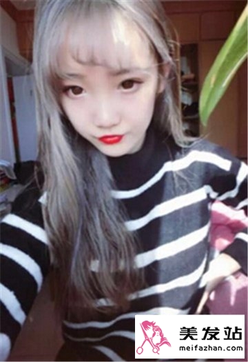 女生的色彩缤纷的染发发型 多彩的人生不需要解释