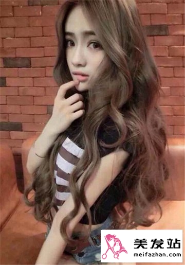女生的色彩缤纷的染发发型 多彩的人生不需要解释