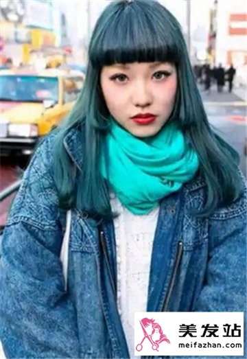 女生的色彩缤纷的染发发型 多彩的人生不需要解释