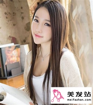 女生清纯温柔的长直发发型 含羞仪态万千