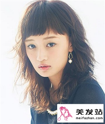 大圆脸MM们适合什么发型 靓丽中长发烫发最修颜吸睛