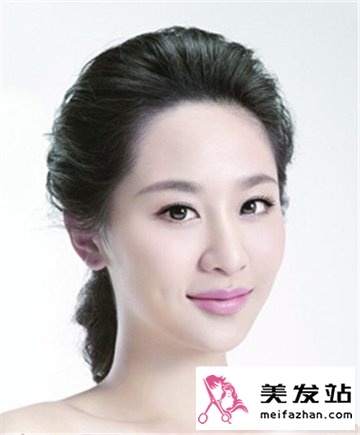 杨紫清纯魅力发型写真 多样的醇郁女人味