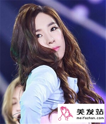 大脸妹子们适合什么发型呢 烫卷发发型让你散发最美容颜
