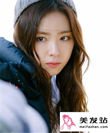 大脸妹子们适合什么发型呢 烫卷发发型让你散发最美容颜