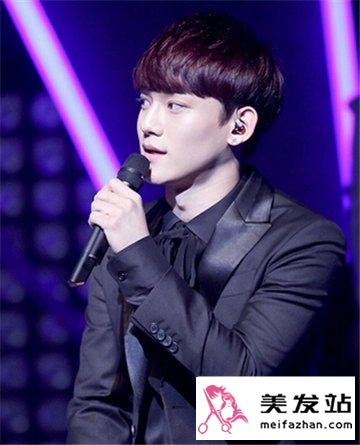 金钟大卷发变直发帅气不减 EXO-chen的发型写真