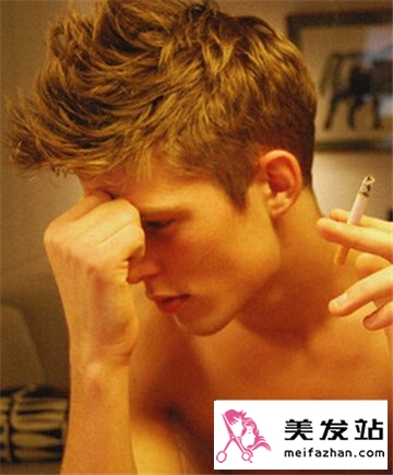 淡黄飞机头打造硬汉形象