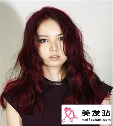 热荐9款女生酒红色染发发型 浪漫气质的别致特征