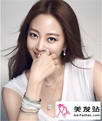 圆脸女生适合什么发型 气质中分发型既瘦脸又时尚