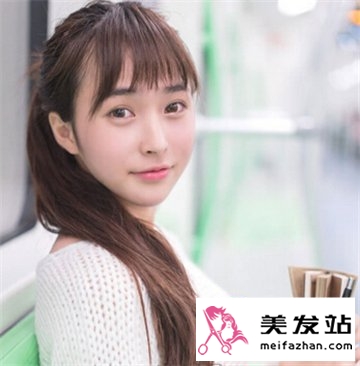 校园女生甜美发型图片赏析 散发清新文艺气息十分抢眼