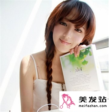校园女生甜美发型图片赏析 散发清新文艺气息十分抢眼