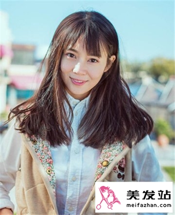 清新怡人的女生中长直发发型 简单修饰完美脸型