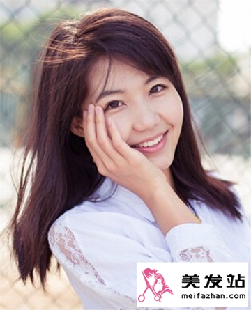 清新怡人的女生中长直发发型 简单修饰完美脸型