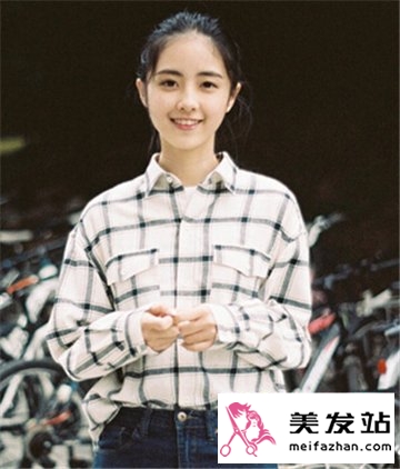学院风女生经典马尾扎发发型 可爱减龄乖巧清爽