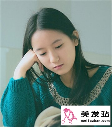 女大学生长发发型设计 气质中分造型更显校园清新甜美风回头率百分百