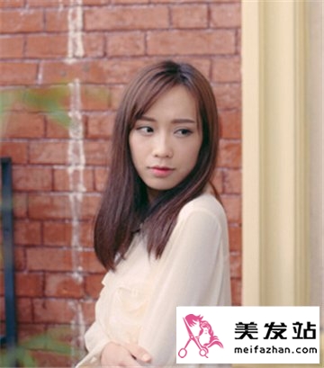 女大学生长发发型设计 气质中分造型更显校园清新甜美风回头率百分百
