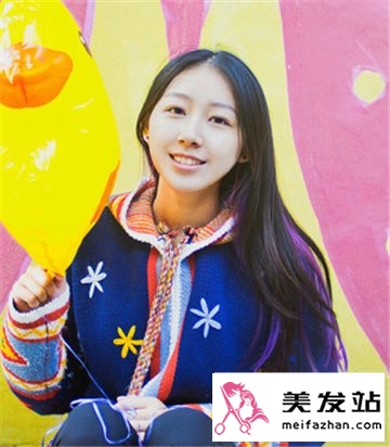 女大学生长发发型设计 气质中分造型更显校园清新甜美风回头率百分百