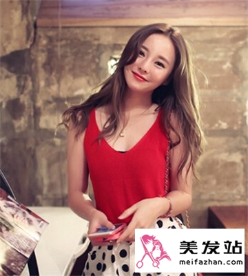夏日街头潮范十足的女生造型图片 十分亮眼抢镜