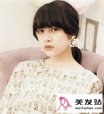 少女清新甜美发型图片赏析 自然黑色发丝依旧最抢眼
