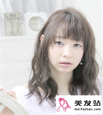 精选宽脸女生适合的发型 修颜瘦脸打造时尚气质范