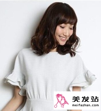 搭配裙子的发型怎么打理 甜美时尚女生夏季裙子发型