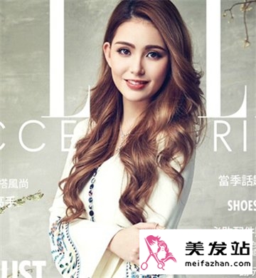气质女生大偏分长卷发发型 凸显女生气质的卷发发型