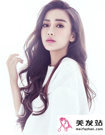 气质女生大偏分长卷发发型 凸显女生气质的卷发发型