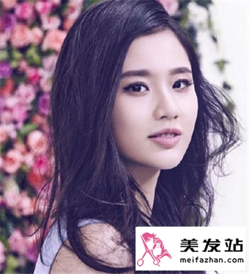 气质女生大偏分长卷发发型 凸显女生气质的卷发发型