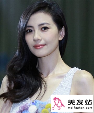 气质女生大偏分长卷发发型 凸显女生气质的卷发发型