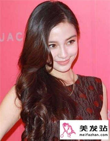 气质女生大偏分长卷发发型 凸显女生气质的卷发发型