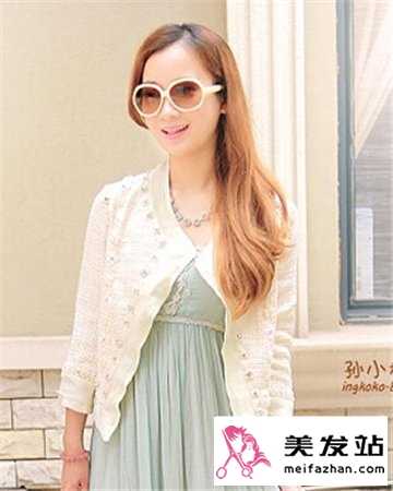 女生侧边优雅长卷发发型 完美人生的另一种展示
