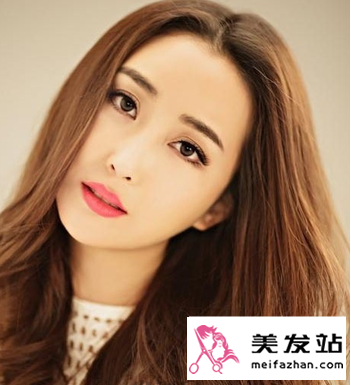 热门中分卷发发型图片 打造妩媚与优雅气质