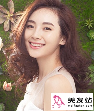 波浪大卷发烫发发型 尽显女神的气质范