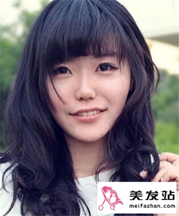 波浪大卷发烫发发型 尽显女神的气质范