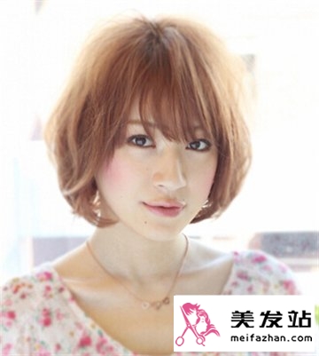 2015年气质女生百变烫发发型 彰显无比的时尚气质