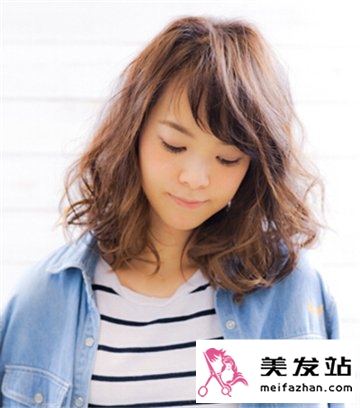 2015年气质女生百变烫发发型 彰显无比的时尚气质