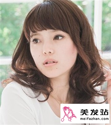 中短发烫发显气质修颜瘦脸不失时尚感