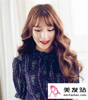 女生最新卷发发型图片 浪漫优雅长卷发很抢眼