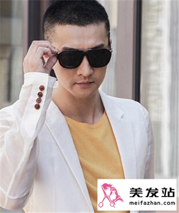 男生无刘海帅气焕发的短发 夏季清爽发型